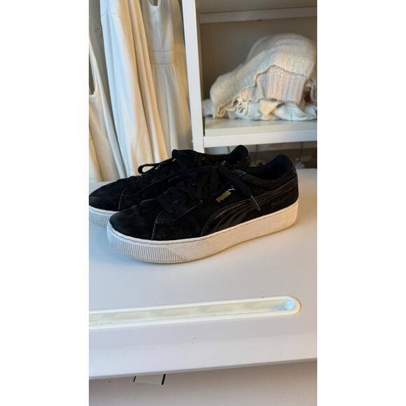Puma Black suede low top tennis shoes, women’s 9 1/2. Classic S0418 - Picture 2 of 12